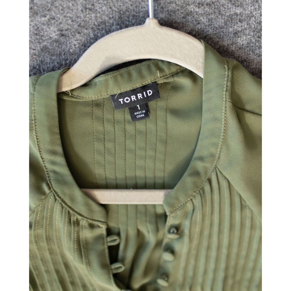 Torrid Size 1 Olive Green Pintuck Button Front Blouse Smocked Cuffs